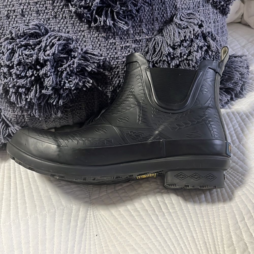 Pendleton Embossed Chelsea Rain Boots (Size 7) - Picture 14 of 16